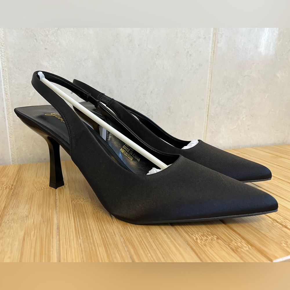 Chic little black slingback kitten heel in matte black. Never worn. 2.5” heel